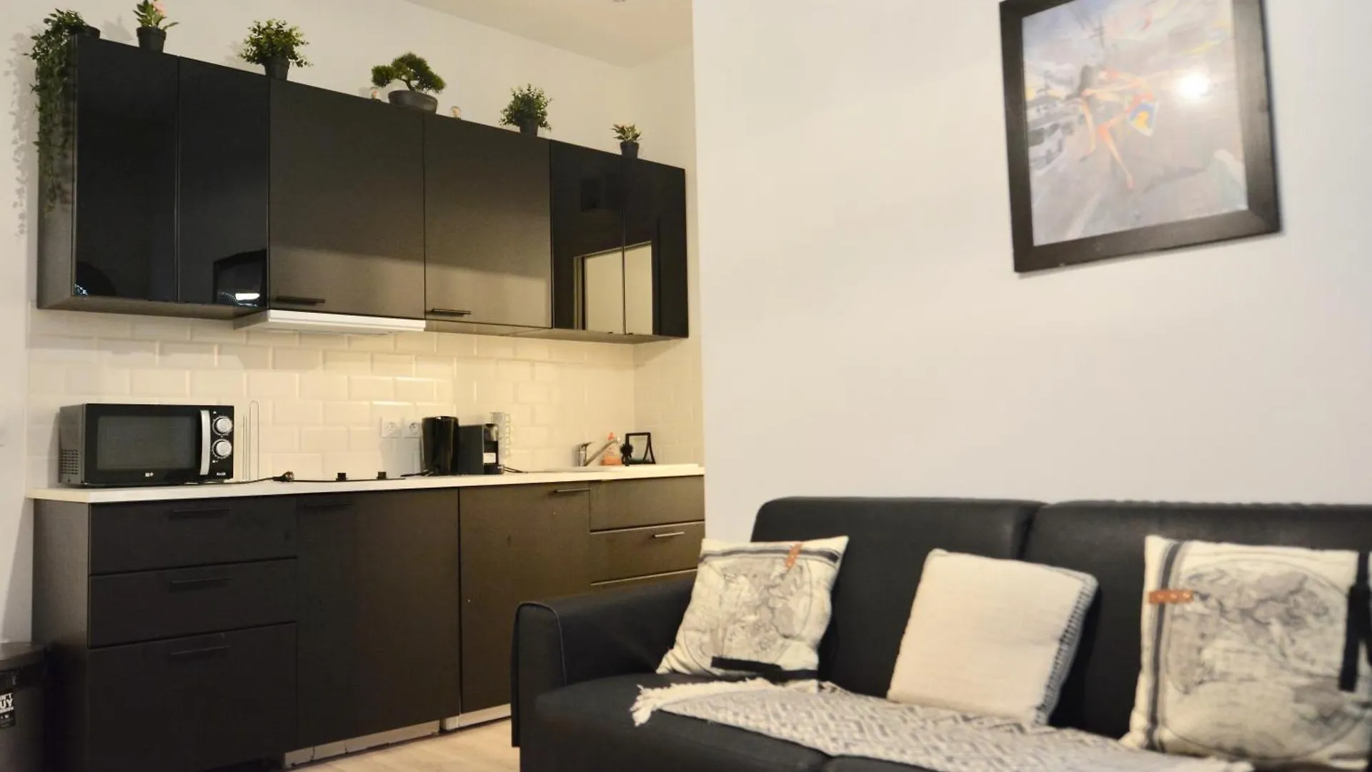 Apartment Arc De Triomphe -Marie Antoinette Garden Residence Hotel Paris France